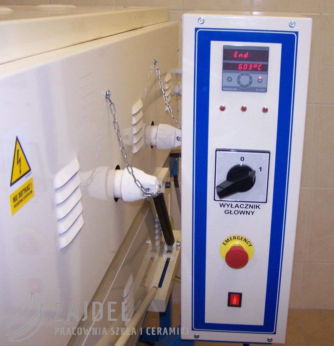 Kontroler do pieca do fusingu PF3 wymiary komory wew. 150x95x25cm zasilany
napięciem 380V, Moc 15KW.