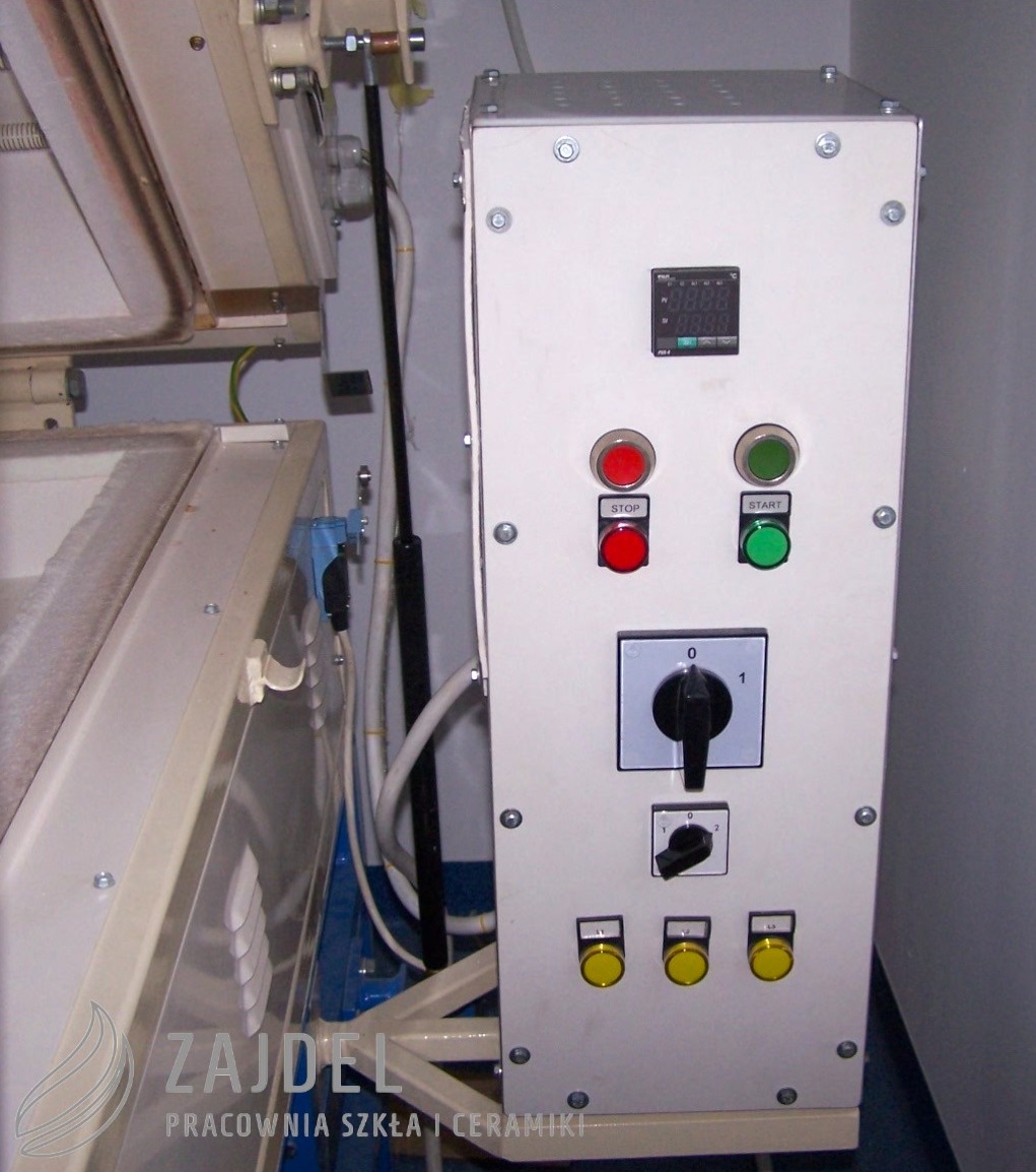 Kontroler do pieca do fusingu PF2
wymiary komory wew. 100x95x25cm zasilany napięciem
380V, Moc 12KW.