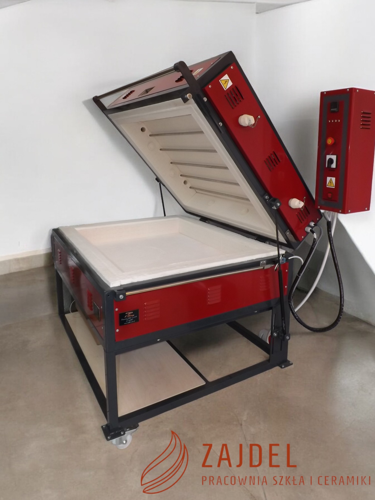 Piec do fusing PF2 wymiary komory wew. 107x82x25cm zasilany napięciem 380V, Moc 12KW.