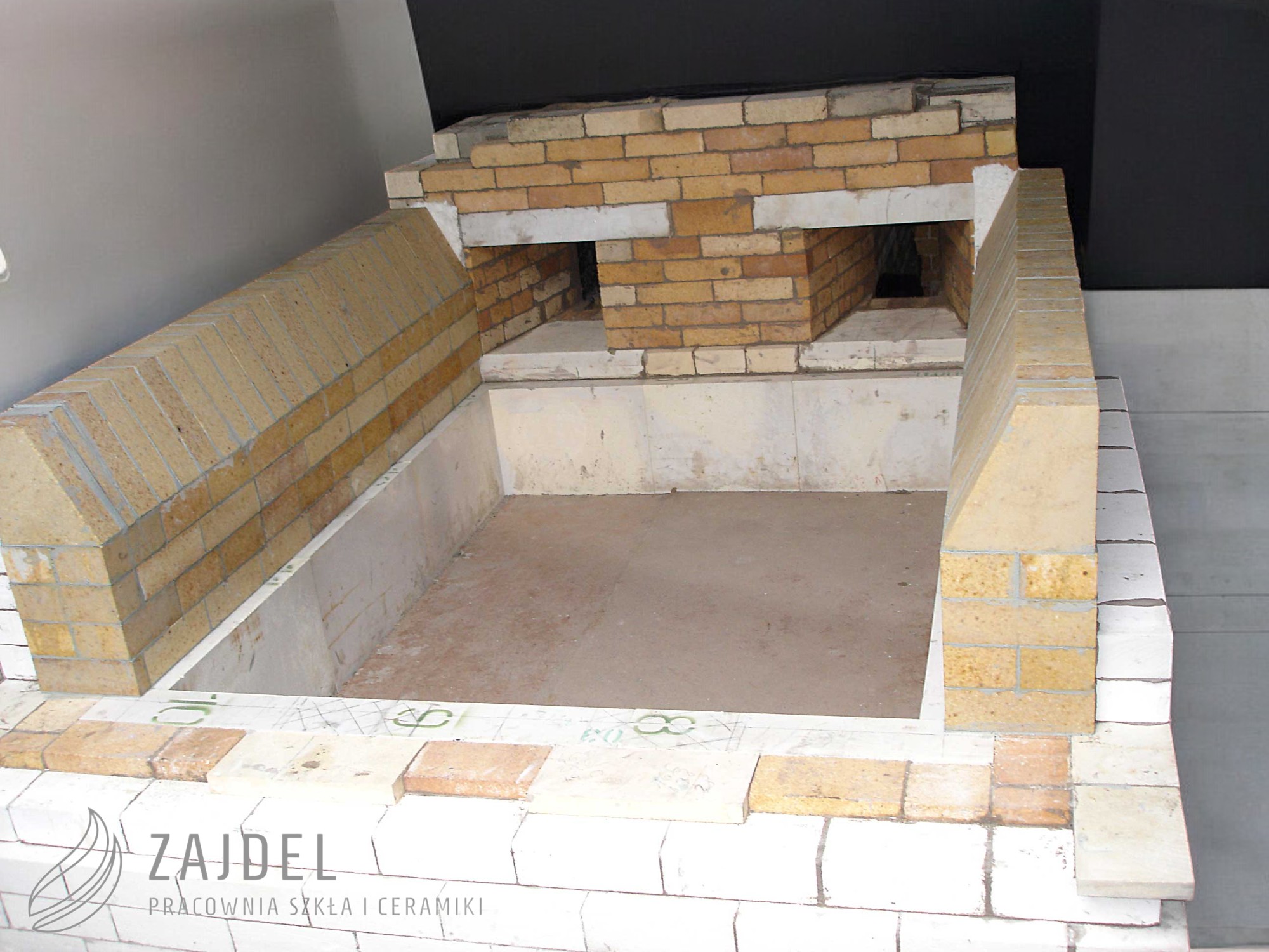 Piec do wytopu szkła w trakcie budowy produkcji Zajdel