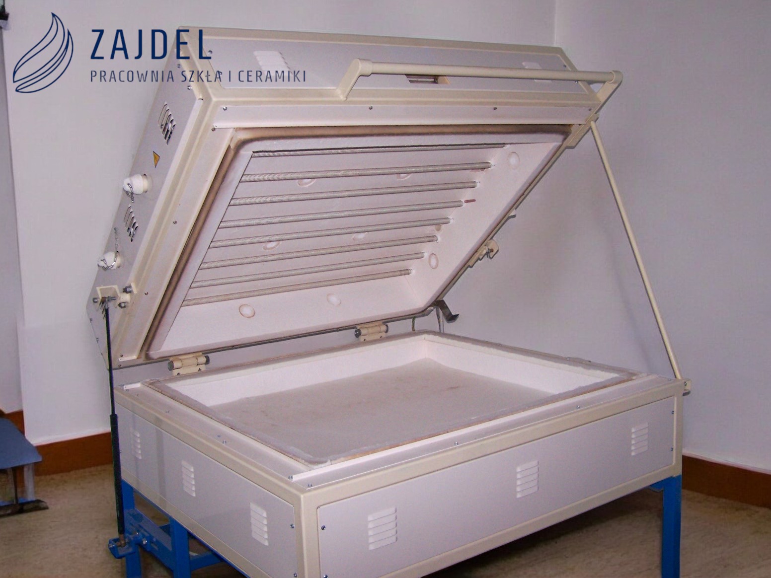 Piec do fusing PF2 wymiary komory wew.
100x95x25cm zasilany napięciem 380V, Moc 12KW.